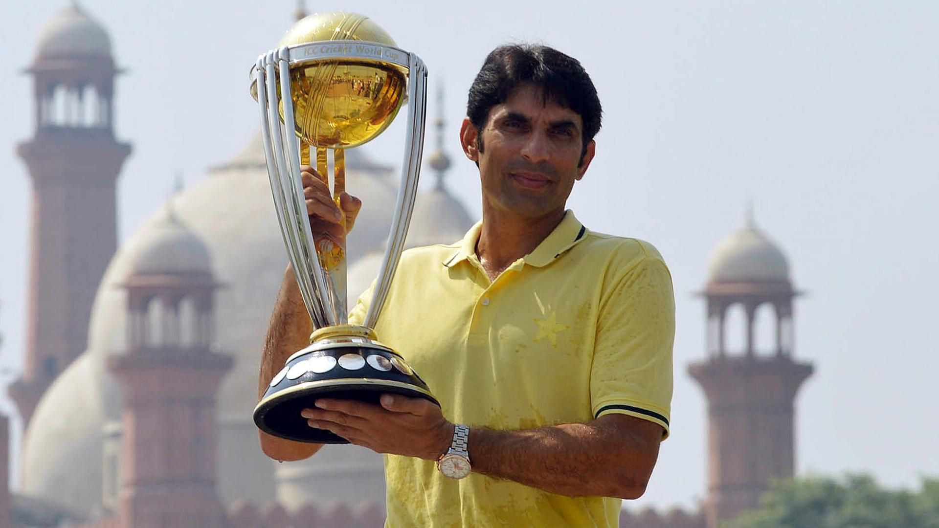 misbah-ul-haq-with-trophy-hd-wallpapers-2017