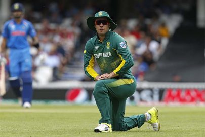 Ab DeVilliers doing excercise during match