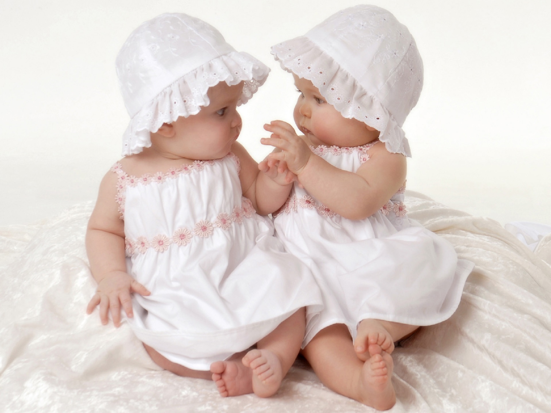 Twin Babies Photo Collection Free Download  Cute Babies Pics Wallpapers